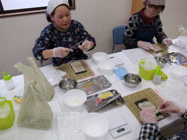 飾り巻き寿司教室のようす