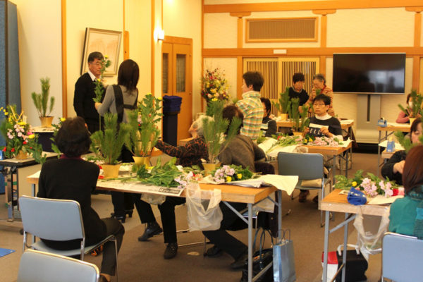 「お花で作るお正月飾り」を開催しました